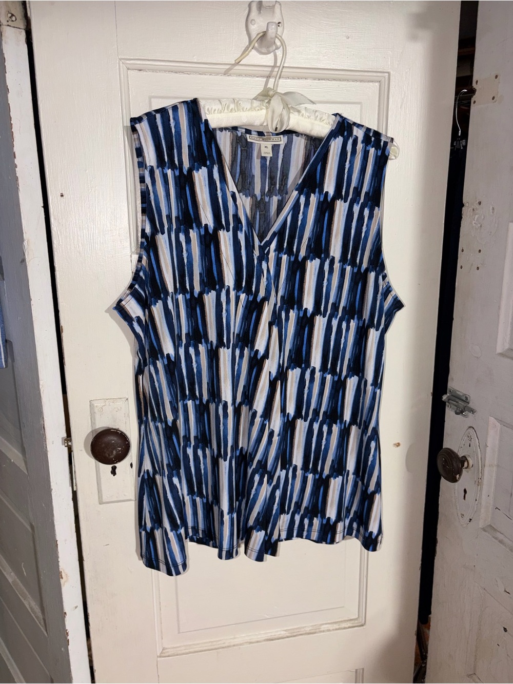 Dana Buchman Blue & White Abstract V-Neck Sleeveless Top